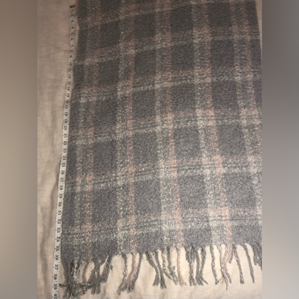 Plaid winter Oversized scarf Gray Pink White Soft and fuzzy - Picture 4 of 9